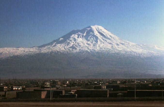 الثلوج تتساقط على جبل الشيخ
