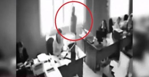 بالفيديو.. وبخها مديرها فانتحرت!