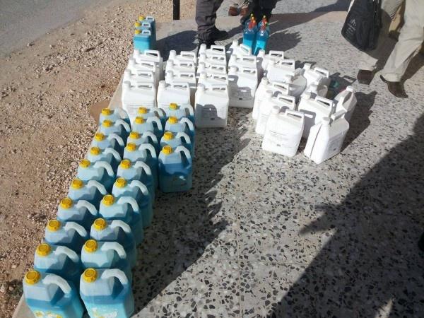 الضابطة الجمركية تتلف منظفات وشرائح إسرائيلية في نابلس والخليل