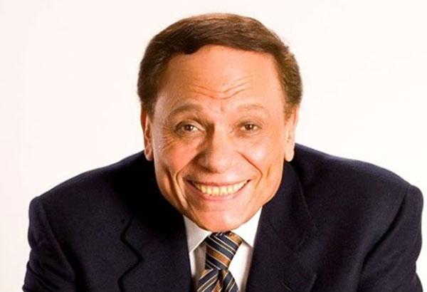 فيديو - عادل إمام يغازل مراسلة خلال عزاء والدة 