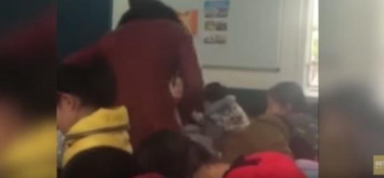 بالفيديو.. لقطات مروعة لمعلمة تعتدى بالضرب على طلابها