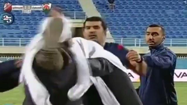 بالفيديو.. تعرض حكم كويتي لاعتداء عنيف من قبل 
