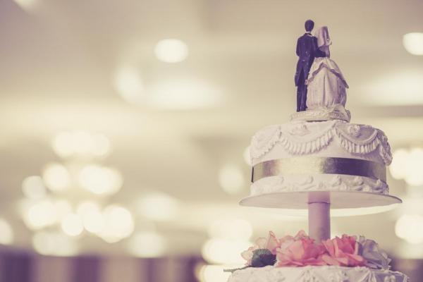 شركة تمنح المتزوجين قرضا ماليا قيمته 10 آلاف دولار يتم استرداده في حال الطلاق