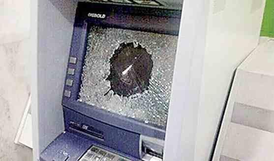 مفلس يهشّم 15 جهاز صراف آلي في جدة