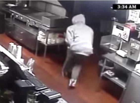 لصوص يفشلون في سرقة مطعم فيسخر منهم صاحبه