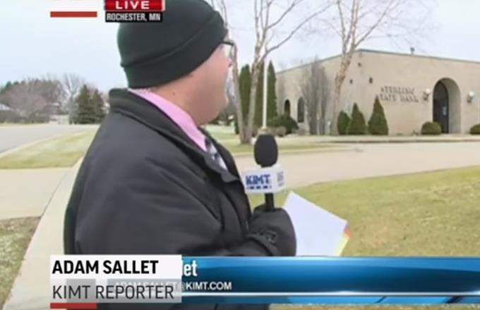 مراسل يعرض تقريرًا حيًا عن سرقة بنك أثناء عودة المشتبه به للسرقة مرة أخرى