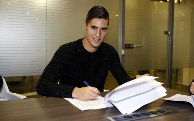 برشلونة يقرر فسخ عقد لاعب بعد ساعتين من توقيعه بسبب ريال مدريد!