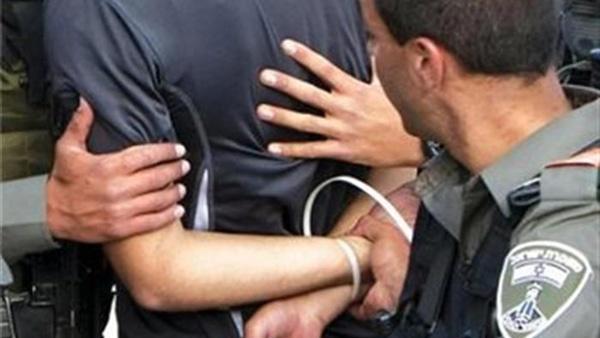 الاحتلال يعتقل مواطنين في قلقيلية