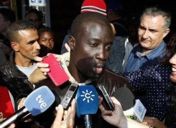 ورقة فقط .. غيرت حياة لاجئ باسبانيا كليا!