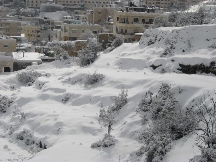 منخفض جوي عاصف الأربعاء وثلوج على مرتفعات الخليل الجُمعة