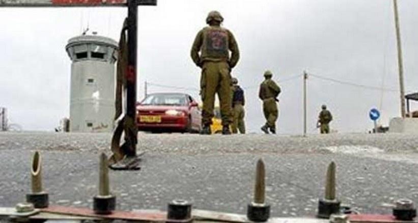 الاحتلال ينكل بمواطن من يعبد على حاجز الطيبة العسكري