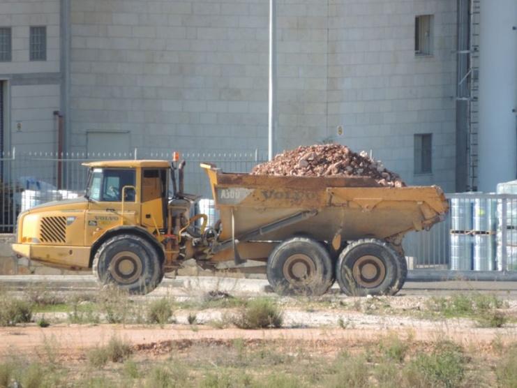 مستوطنون يسرقون تربة سلفيت الخصبة
