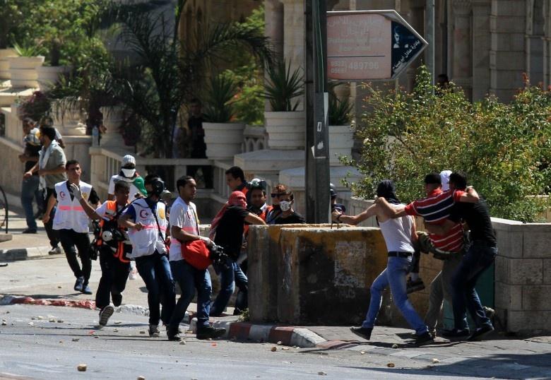 الاحتلال يداهم منازل في حلحول ويصيب عددا من المواطنين بالغاز