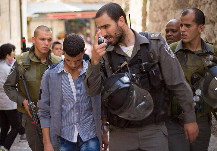 شابان يواصلان الاعتصام رفضا لقرار إبعادهما عن القدس