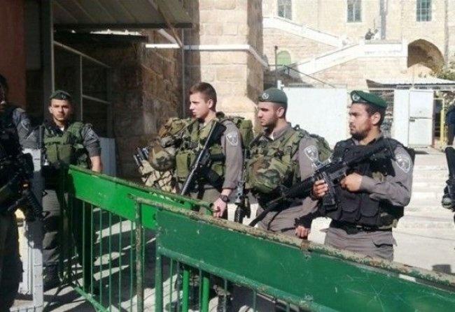 الاحتلال يعتقل أربعة مواطنين من الخليل بينهم فتاة