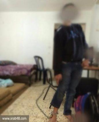 كفر قرع: والدان يربطان نجلهما بسلسلة حديدية