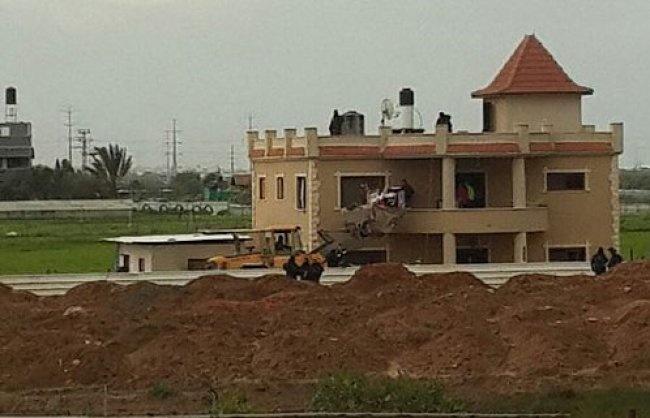 الاحتلال يهدم منزلاً في الطيبة