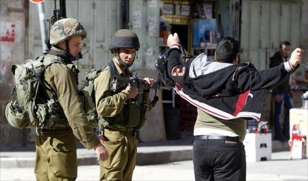 قانون اسرائيلي يُجيز تجريد الفلسطينيين من ملابسهم لدى تفتيشهم