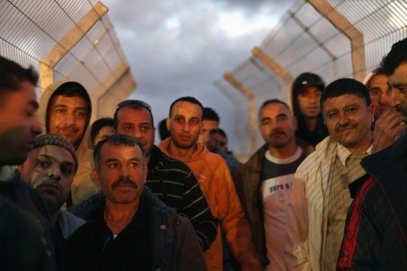 الحكم على شرطيين إسرائيليين بالسجن لسرقتهم أموال من عمال