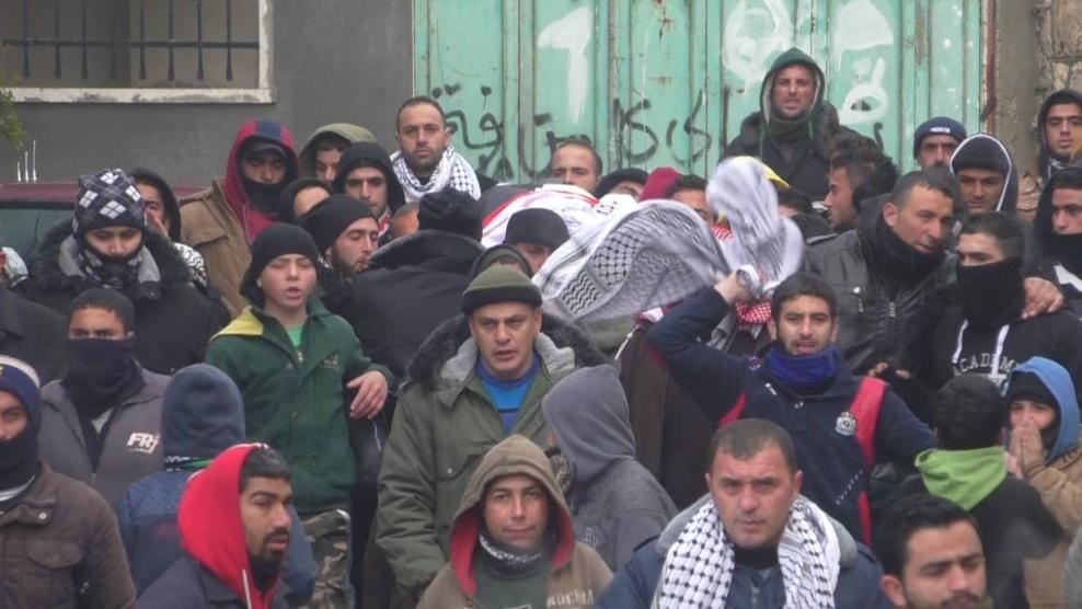 اصابات إثر مهاجمة الاحتلال لجنازة شهيد ببيت امر