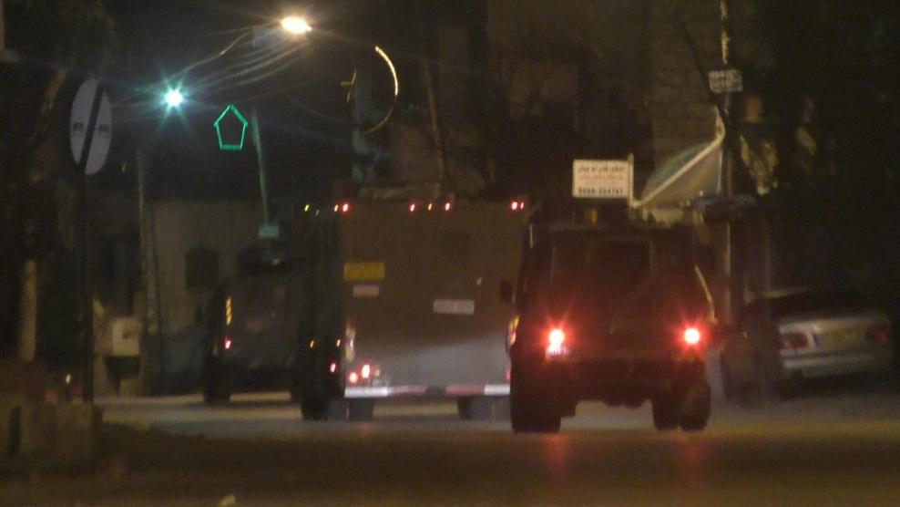 قوات الاحتلال تداهم بلدة بيت امر