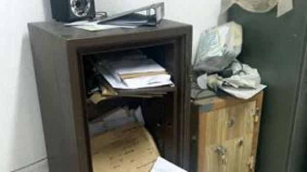 خلعوا “خزنة” المدرسة وسرقوا “الامتحانات”