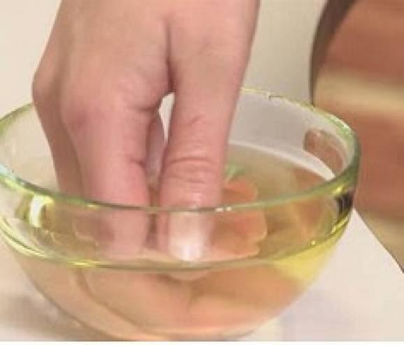 ماذا يحدث عند وضع اليد في الخل والماء ثلاث مرات يومياً؟