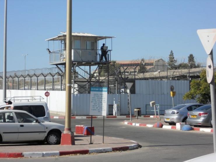 تعرض شقيقين من جنين للاعتداء من مجهولين على حاجز عسكري