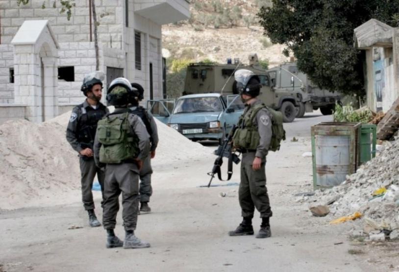 الاحتلال يقتحم العيزرية ويعتقل شابًا