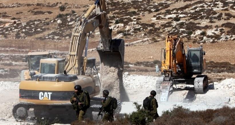 إخطار بهدم بركسين ووقف بناء منزل والاستيلاء على جرار في بيت أمر