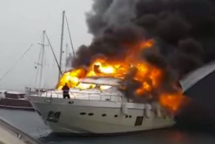 فيديو | يخت فاخر بـ 6 مليون دولار يتحول لكرة نارية ملتهبة !