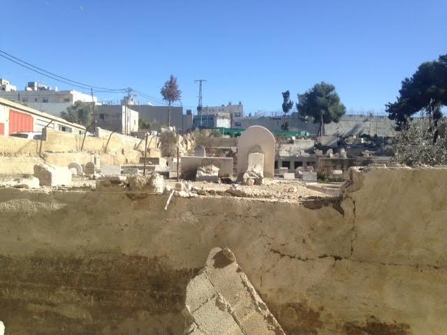 الاحتلال يهدم السور الفاصل مقبرة مسجد بلال بن رباح وحديقة مركز لاجئ