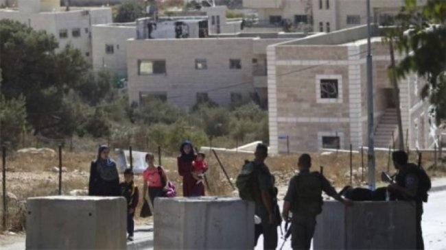 الاحتلال يغلق مدخل بيت عور ويدمر منفعات للمواطنين