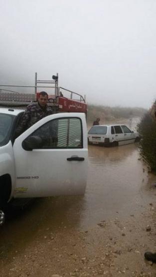 الدفاع المدني ينقذ سائقا علقت مركبته في تجمع للمياه شمال رام الله