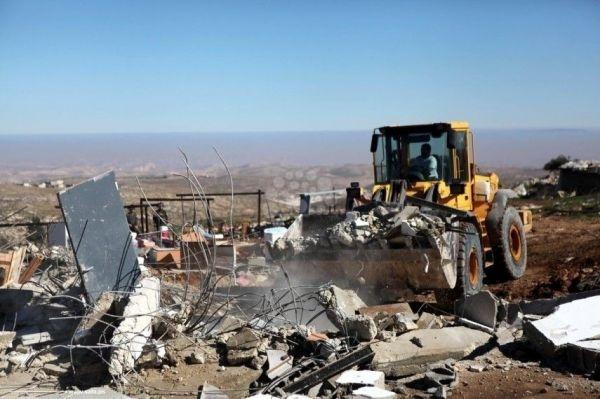 الاحتلال يخطر بهدم مساكن وخيام وحظائر بمسافر يطا