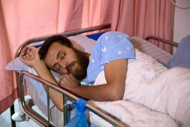 نقابة الصحفيين تستنكر منع زوجة واطفال القيق من زيارته