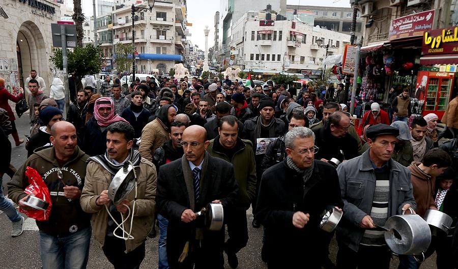 اعتصام ومسيرة “قرع طناجر” في رام الله تضامنا مع الأسير القيق