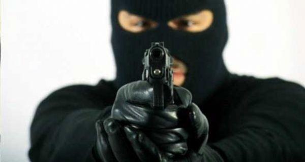 انتحلوا صفة الأمن وسرقوا محتويات المركبات في الخليل