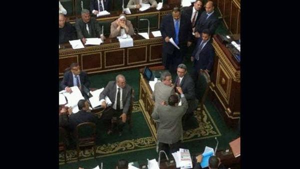 بالفيديو| ضرب عكاشة بالحذاء على خلفية لقائه بالسفير الإسرائيلي