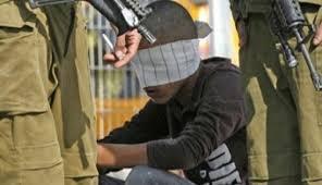 الخليل: الاحتلال يعتقل مواطنا عقب الاعتداء عليه وعلى والده بالضرب