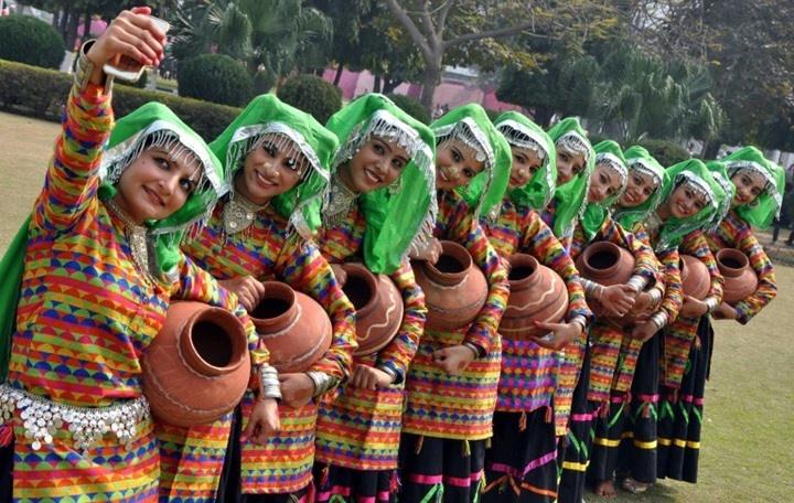 ولاية هندية تمنع العازبات من استخدام الهاتف الخلوي