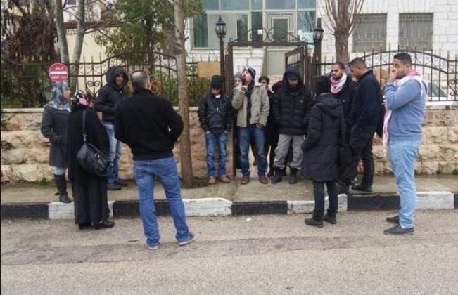 ناشطون يغلقون أبواب الصليب الأحمر في البيرة