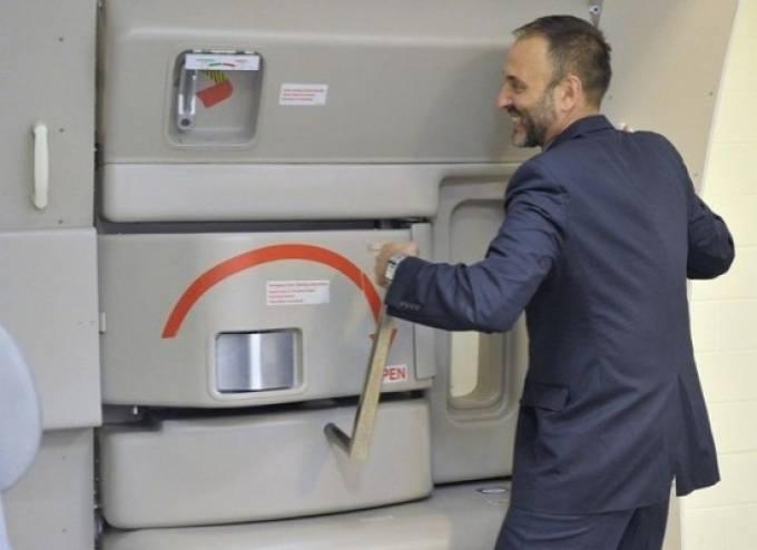 سائح ألماني يفتح باب الخروج في الطائرة!