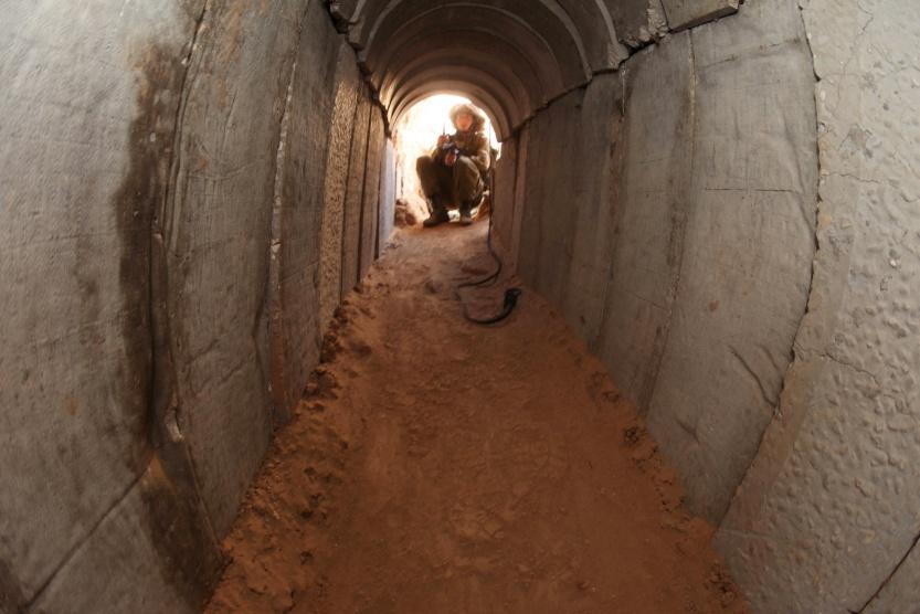 القسام تعلن استشهاد أحد عناصرها في انهيار نفق للمقاومة