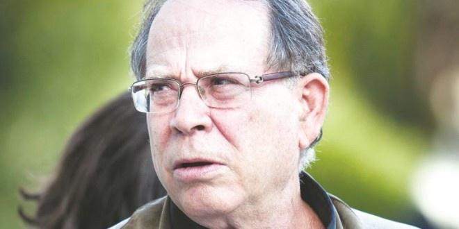 اذاعة جيش الاحتلال تطرد احد صحفيها لاستضافته عائلات شهداء فلسطينين