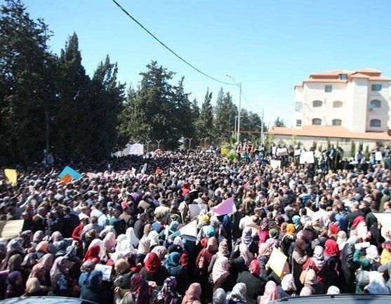 بالفيديو - المعلمون يعتصمون امام مجلس الوزراء مطالبين بحقوقهم