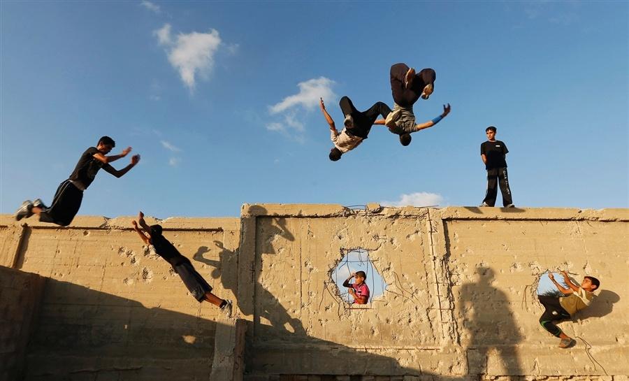 صعود الجبال وقفز الحواجز.. 5 مواقف خادعة للبصر «أوعى تصدق عينيك»