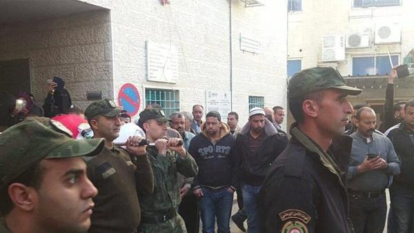 الاحتلال يطلق قنابل الغاز على استاد الخضر أثناء مباراة كرة قدم