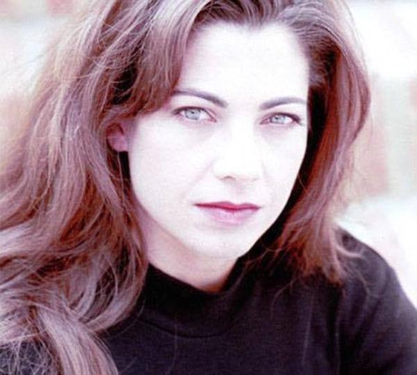 صور- شجرة تقتل مغنية أمريكية