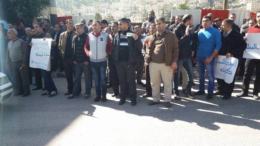 اعتصام للمعلمين وتعطل الدراسة في مدارس نابلس